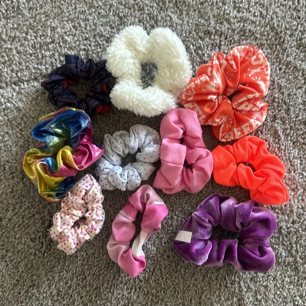 N/A 30 scrunchies